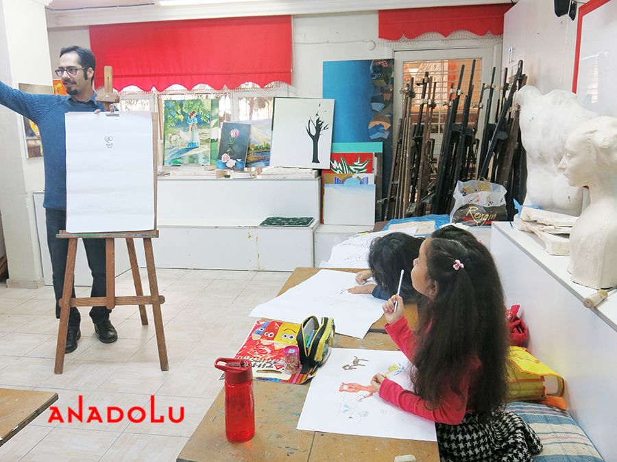 İzmir'de Çocuklar İçin Karikatür Eğitimleri Devam Ediyor