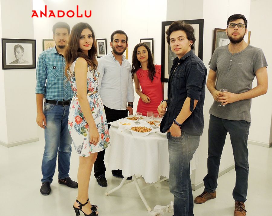 İzmir'de Karakalem Resim Sergisinde Örnekler